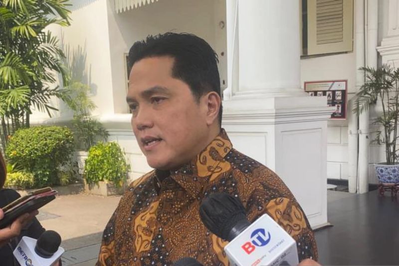 Ketua Umum PSSI sekaligus Menteri BUMN Erick Thohir memberikan keterangan kepada wartawan usai bertemu Presiden Joko Widodo, di Istana Kepresidenan Jakarta, Rabu (20/9/2023).(gemapos/ant)